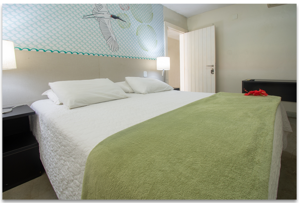 Cama de casal da Suíte Standard — pousada em Búzios com café da manhã até 10h30