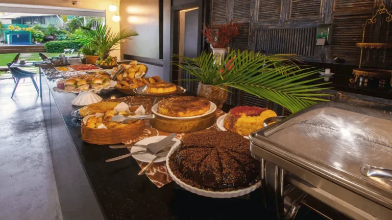 Mesa do café da manhã com bolos e tortas