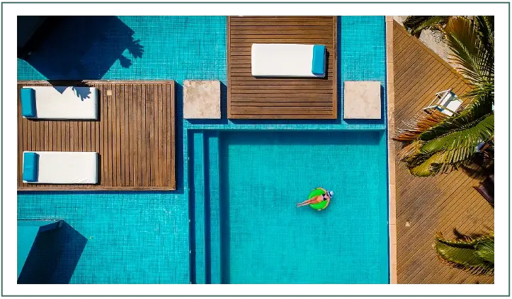 Piscina da pousada vista de cima, com deck de madeira