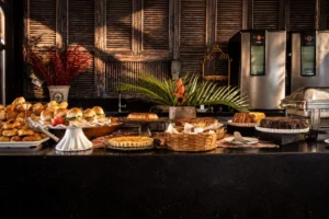 Buffet del desayuno con tortas, budines y panes