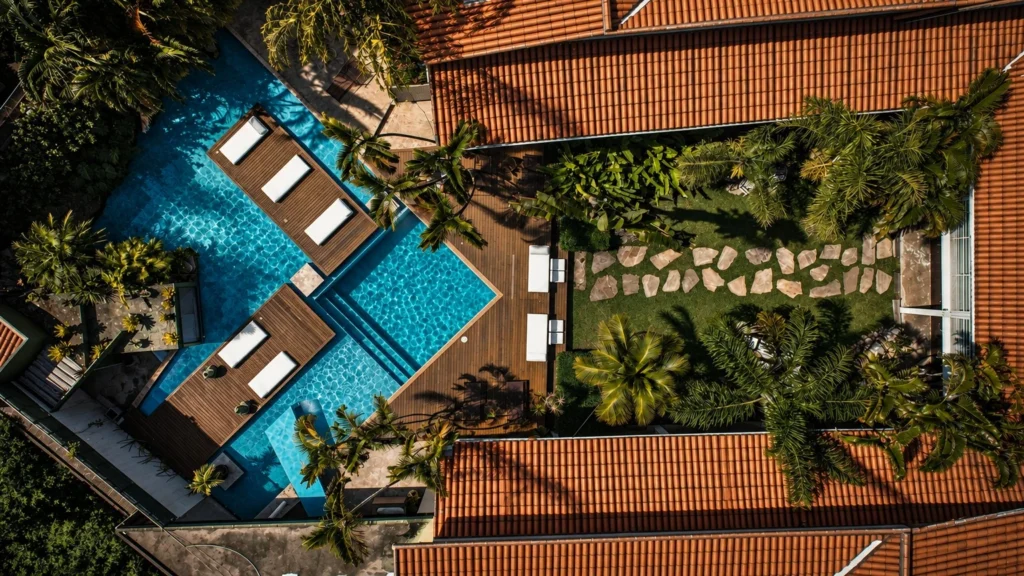 La pileta, el deck y el jardín de la posada vistos desde arriba