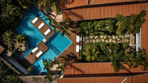 La pileta, el deck y el jardín de la posada vistos desde arriba