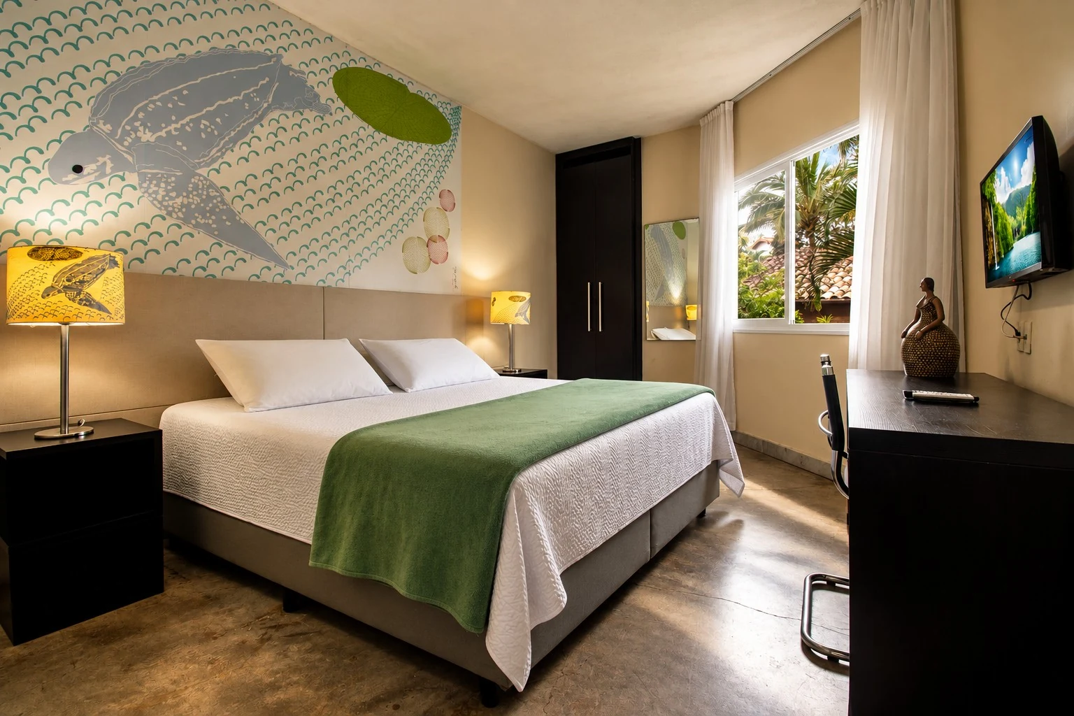 Quarto de casal do Familiar Conjugado, com painel de parede e janela para o verde
