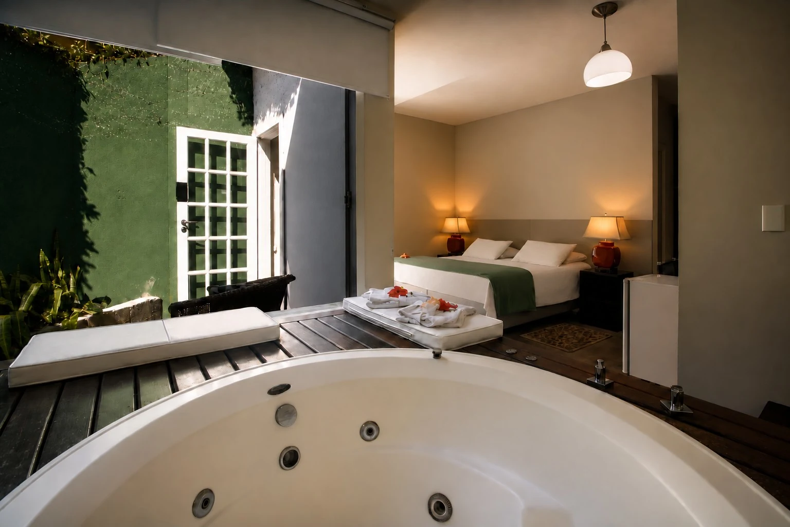 Suíte Luxo com banheira de hidromassagem, cama queen e porta para a varanda