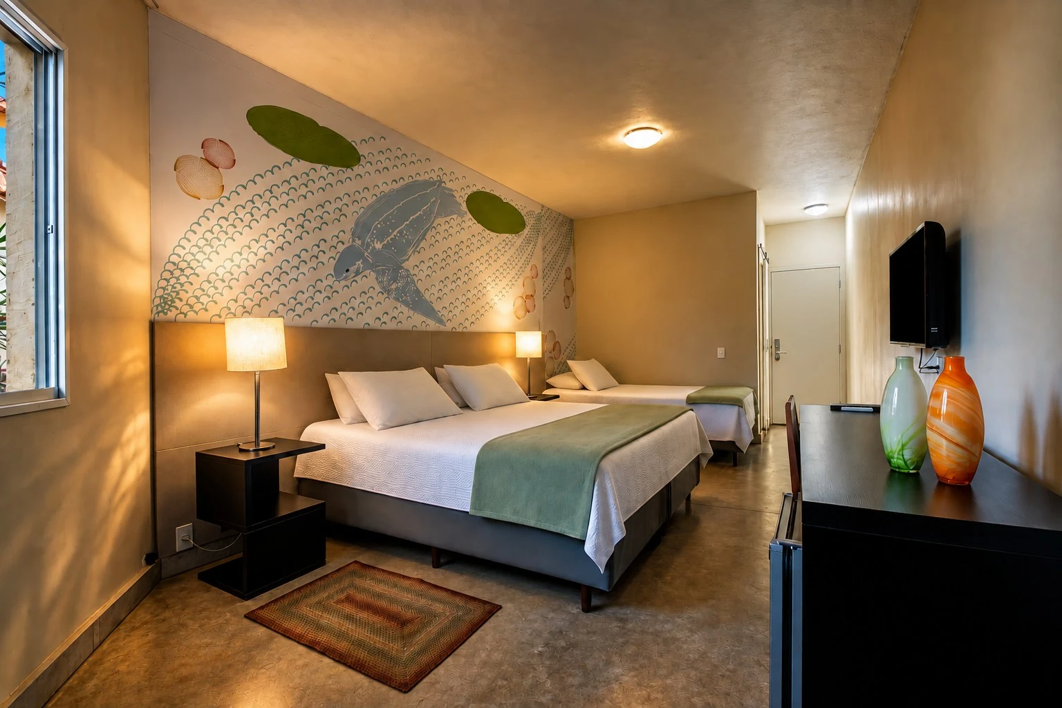 Quarto Superior Triplo com cama queen, cama de solteiro e painel de parede