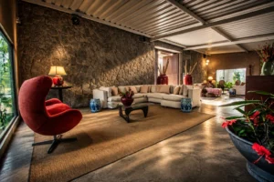 Sala de estar con el sillón rojo