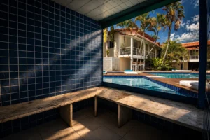 Sauna con apertura hacia la pileta