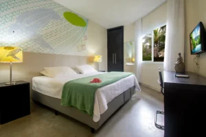 Quarto de casal do Familiar Conjugado, com painel de parede e TV