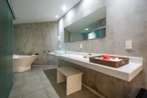 Banheiro da Suíte Luxo com banheira de imersão e bancada de cimento queimado