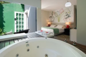 Banheira de hidromassagem redonda da Suíte Luxo, com a cama ao fundo
