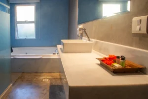 Banheira de hidromassagem da Suíte Luxo com bandeja de frutas