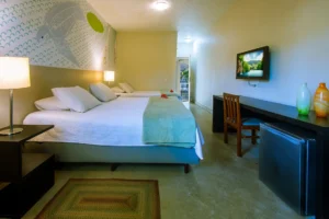 Suíte Superior Tripla com cama queen, cama de solteiro e bancada de apoio