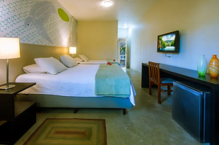 Suíte Superior Tripla com cama queen, cama de solteiro e bancada de apoio