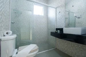 Banheiro da Suíte Superior Tripla, com box de vidro