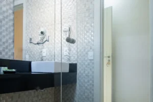 Bancada e box do banheiro da Suíte Superior Tripla