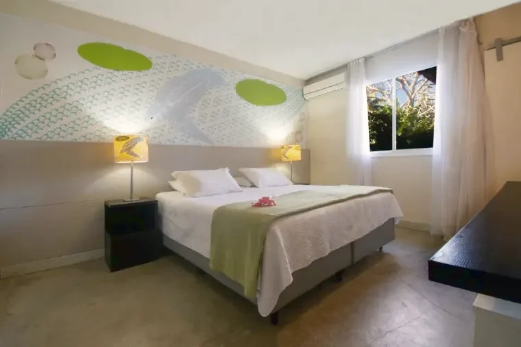 Suíte Standard: cama de casal, janela para o verde e ar-condicionado