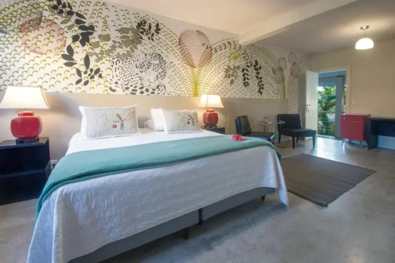 Suíte Superior Dupla: cama king, papel de parede botânico e porta para o jardim
