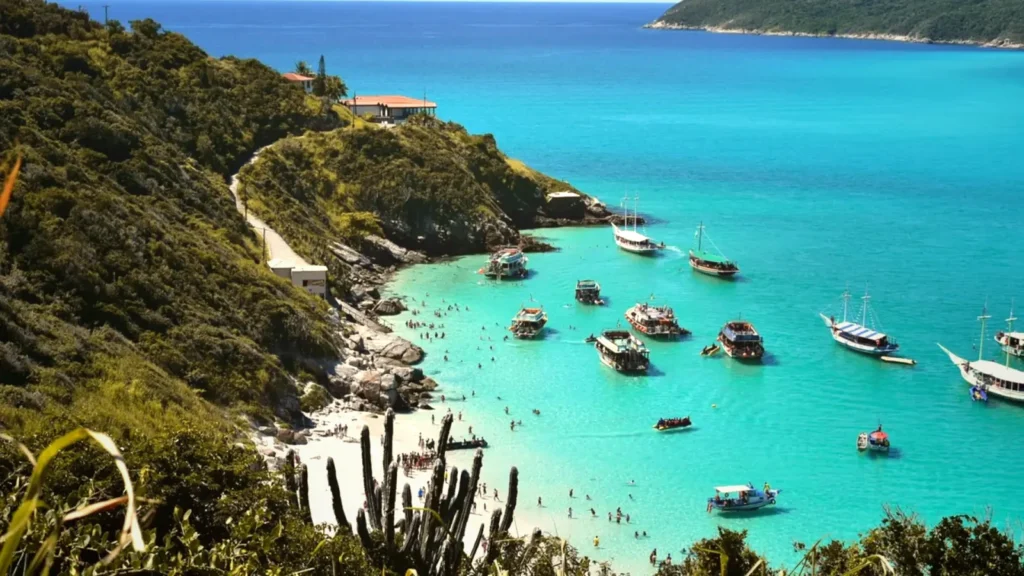 A enseada de Búzios vista do alto, com o mar verde-esmeralda